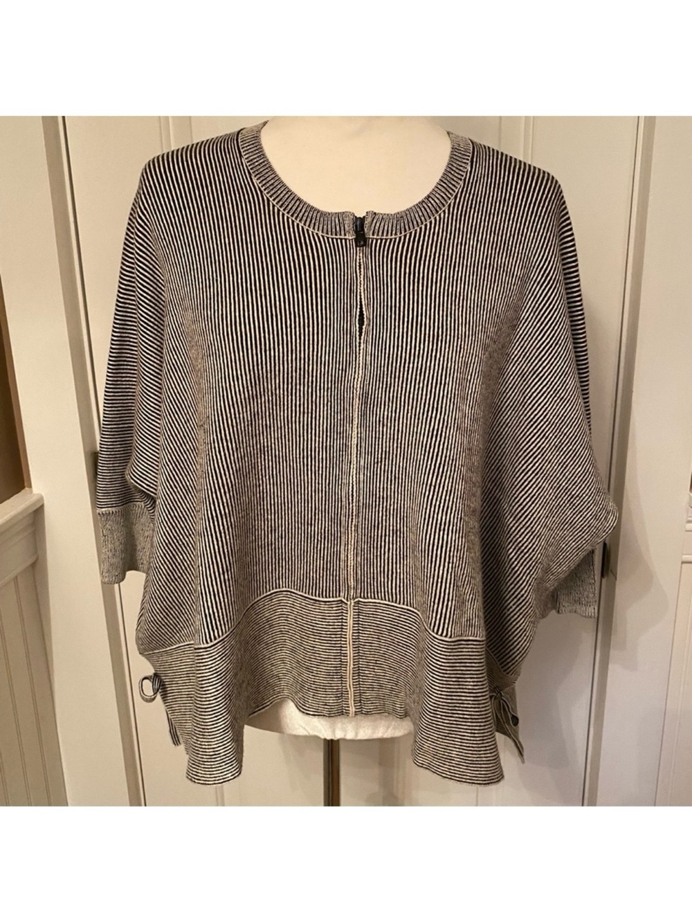 CABI SWEATER CARDIGAN ZIP BLACK WHITE STRIPE BOXY OVERSIZED 3/4 SLEEVE SIZE S